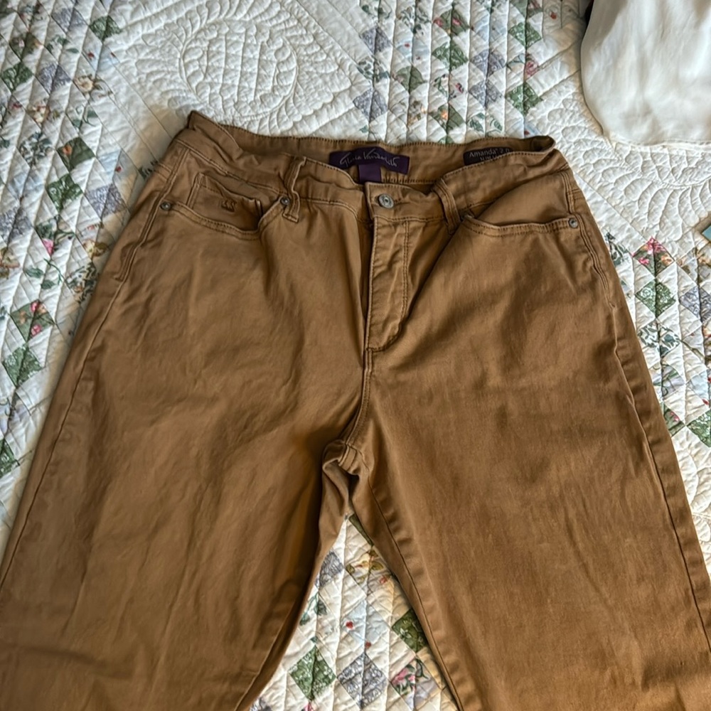 Like new golden brown Gloria Vanderbilt size 6 jeans